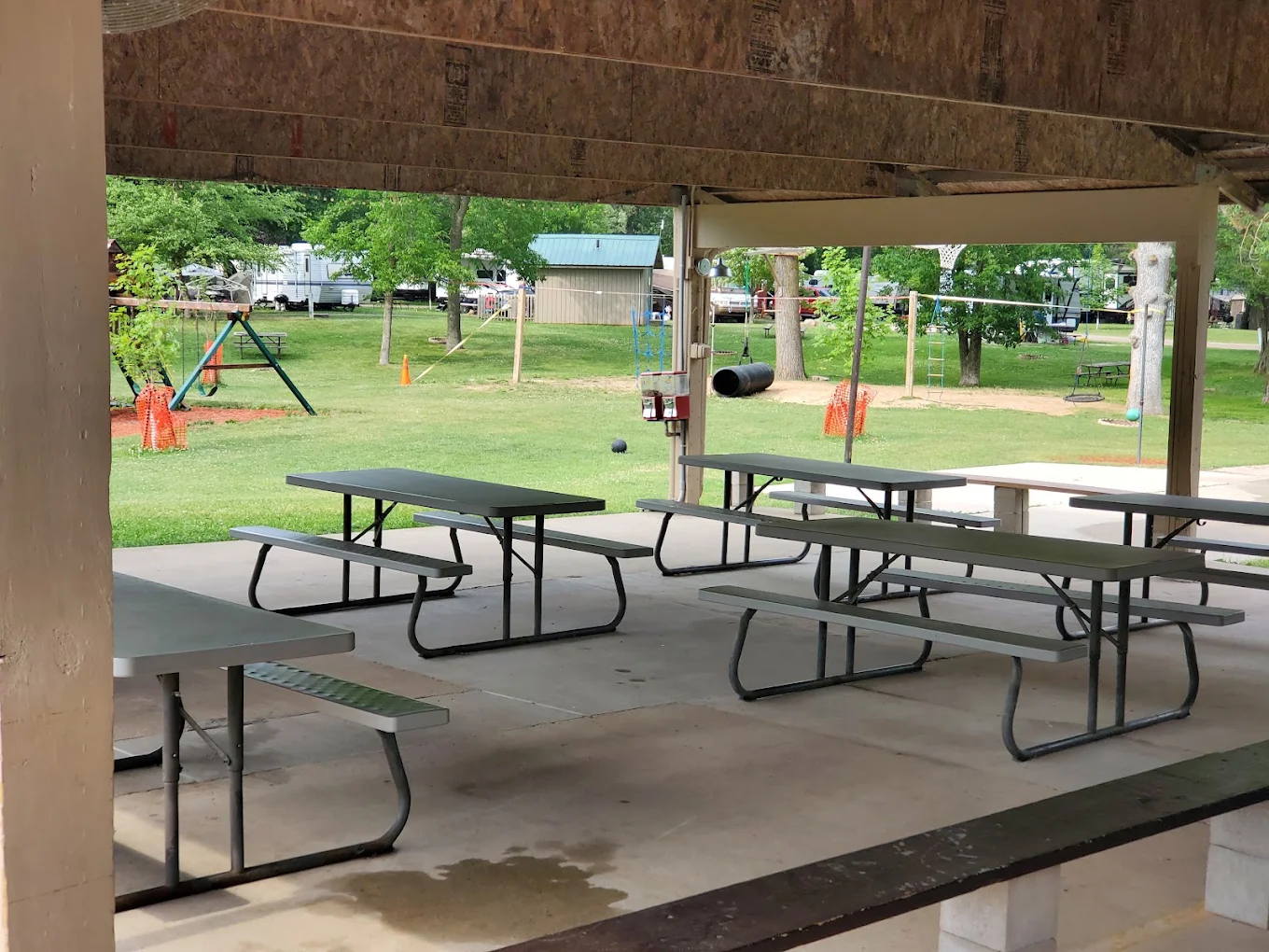 Picnic area at Apple Creek Campground