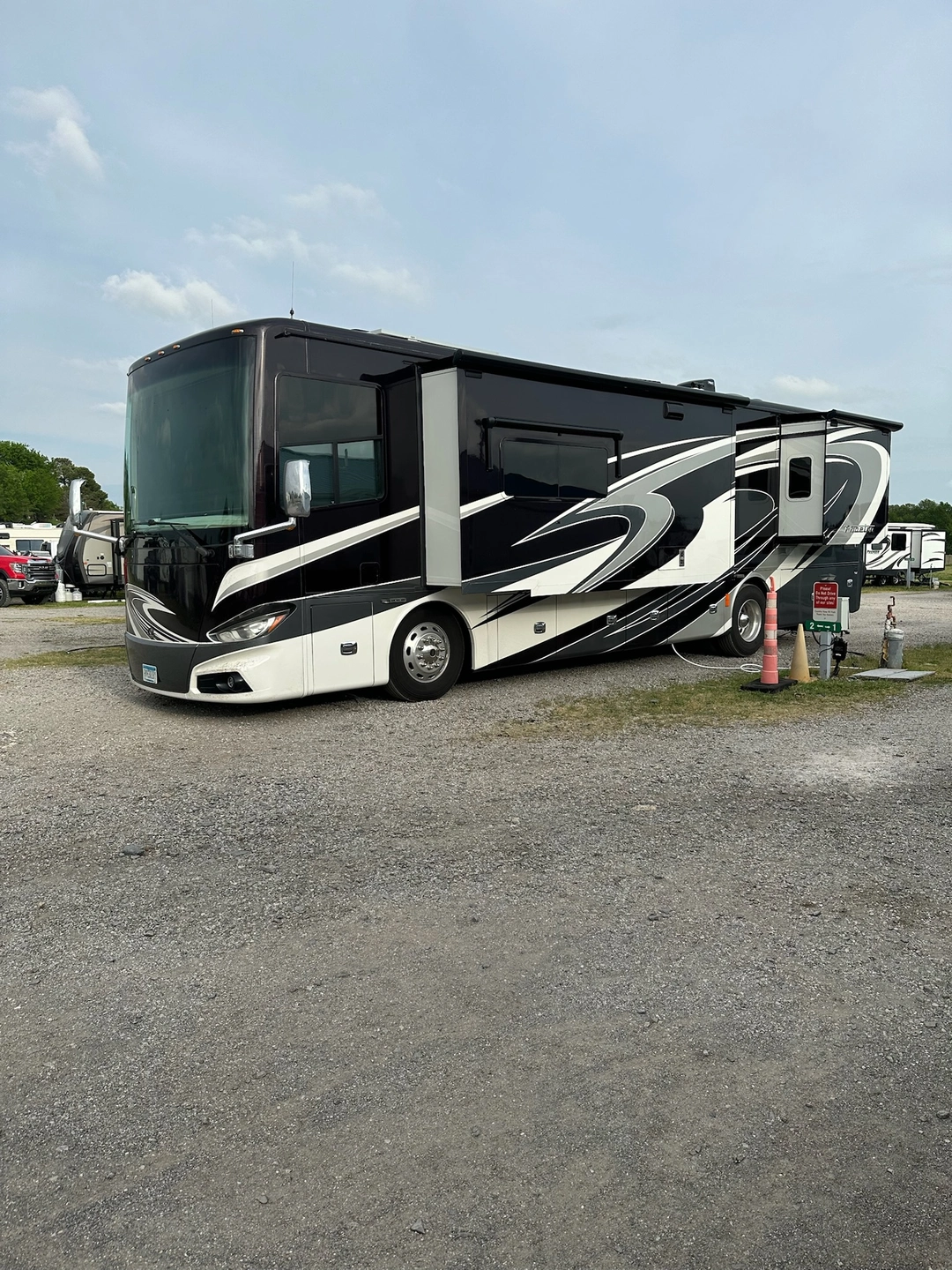 Full hookup RV sites at Creekside RV Ranch